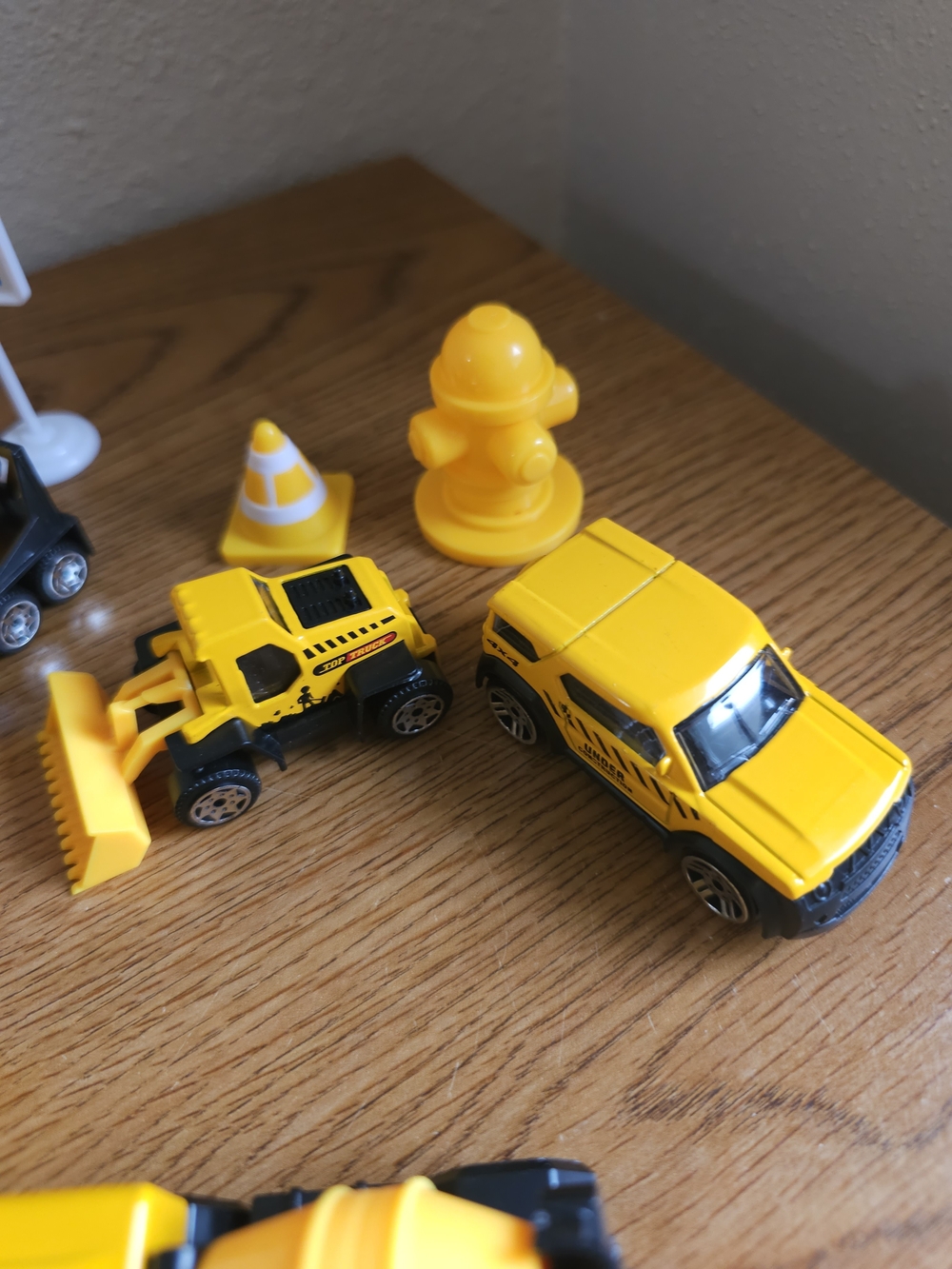 Construction Vehicle Lot Of 12 & Road Signs 2.5 Inch Diecast Plastic - Picture 6 of 13